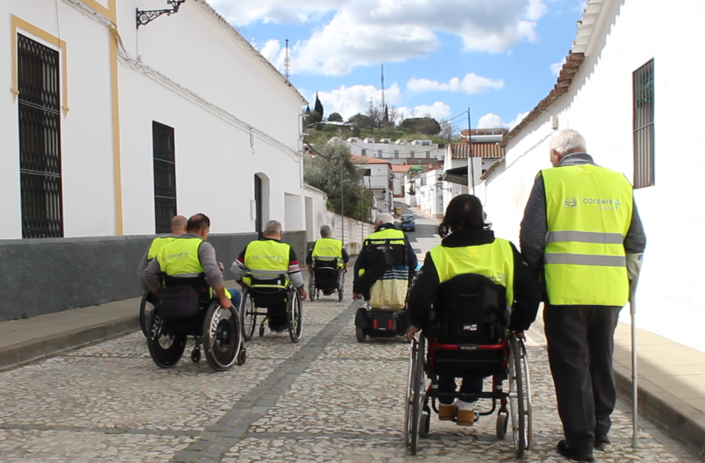 Fotografía en la que se aprecian a varias personas en silla de ruedas realizando planes de accesibilidad