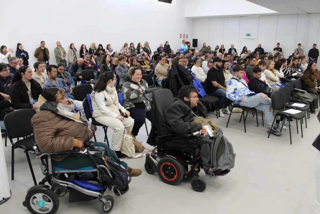 Fotografía en la que se pueden ver a los asistentes de la IV Feria de Empleo de COCEMFE Sevilla en La Rinconada.