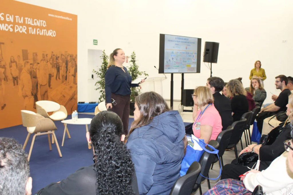 Fotografía en la que se puede ver a la coach de equipos y empresas Carmen Bahnke dando una charla.
